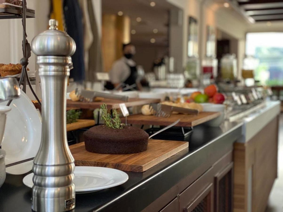 Radisson Oscar Freire Hotel São Paulo Exterior foto A pepper mill at a buffet