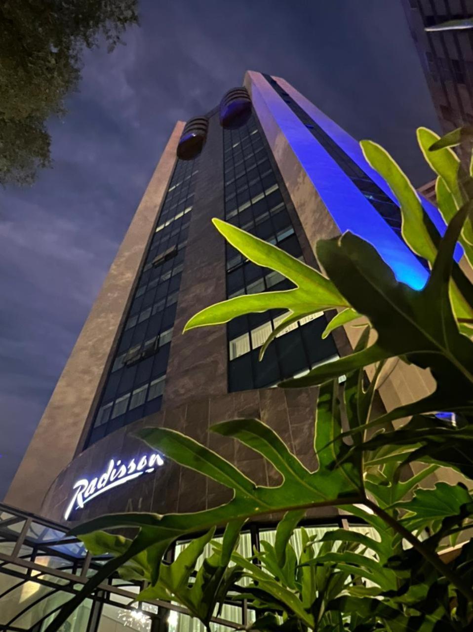 Radisson Oscar Freire Hotel São Paulo Exterior foto The building at night