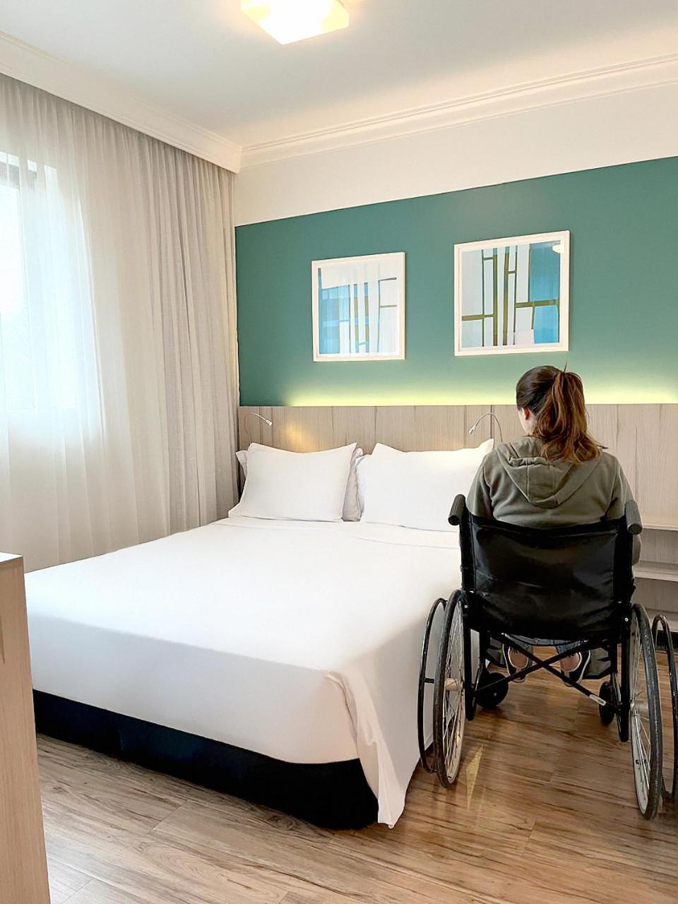 Radisson Oscar Freire Hotel São Paulo Exterior foto A disabled woman in a wheelchair in a hotel room