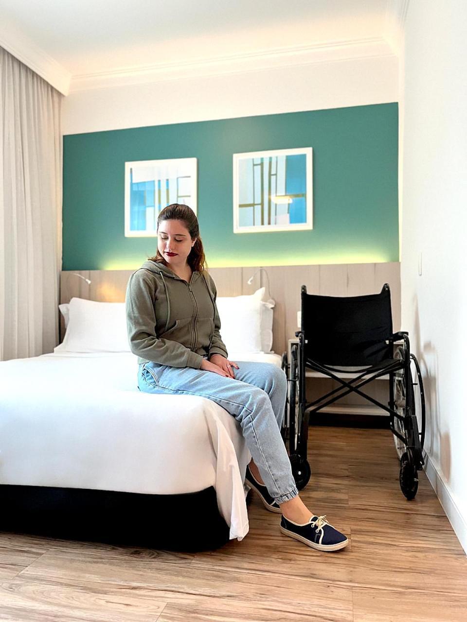 Radisson Oscar Freire Hotel São Paulo Exterior foto A disabled woman in a hotel room